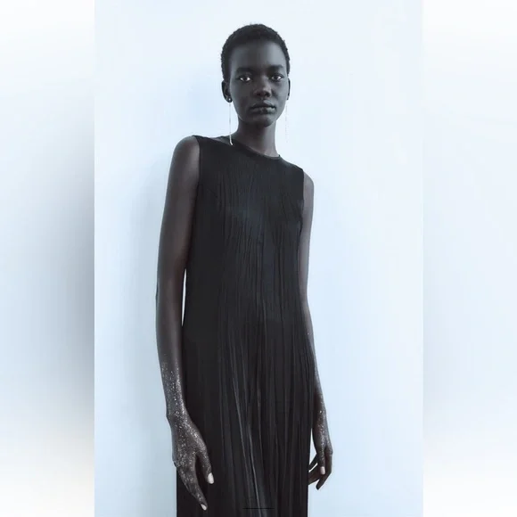 ✨SALE ✨ ZARA BODY GLITTER GEL - ALL THAT GLIMMERS
✨SALE ✨ - Picture 2 of 5